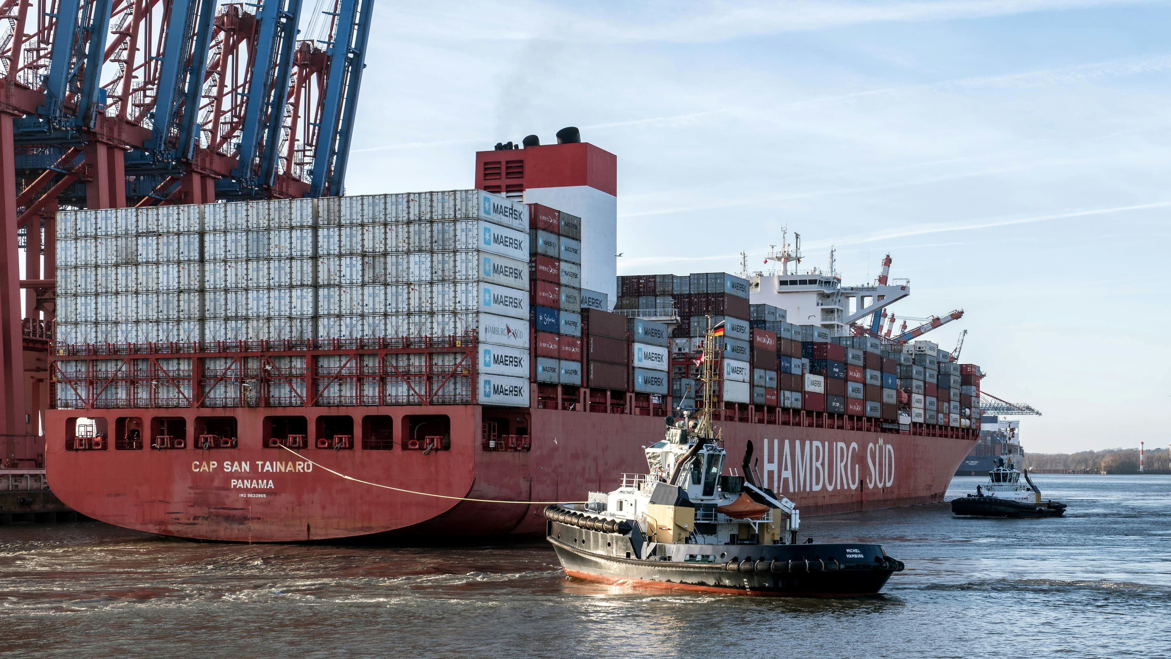 Containerschiff im Hafen als Kontext für das CBAM-Lexikon für Importeure